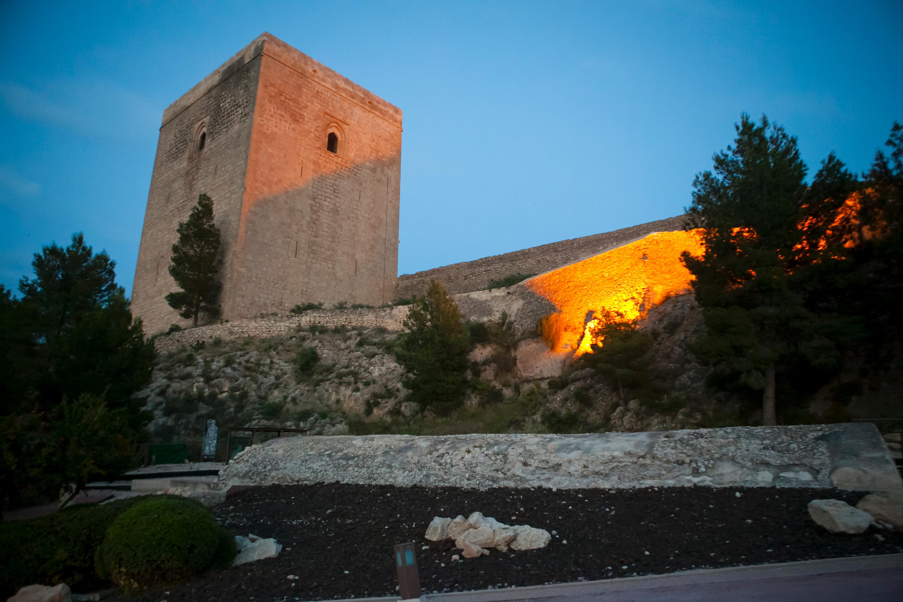 Paquete julio visita guiada nocturna a la zona oriental del Castillo de Lorca + cena en las caballerizas del Castillo