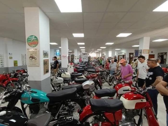 Jornada de puertas abiertas- colecci�n de motos cl�sicas emiliano escudero cano