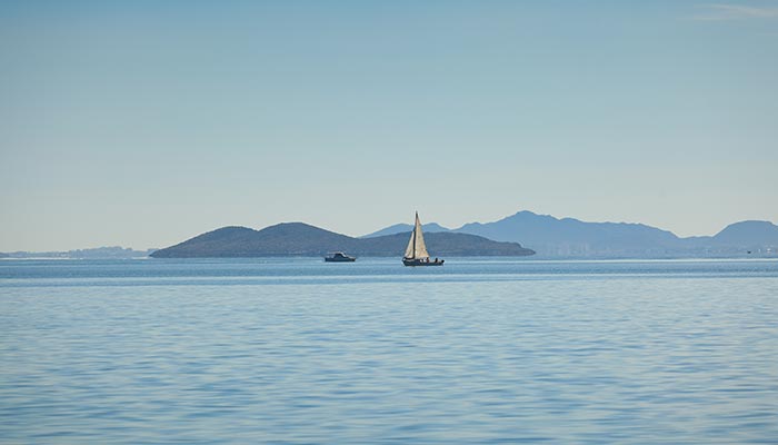 Segelbootvermietung und Segelbootsfahrt
