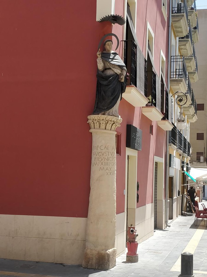 MONUMENTO A SAN VICENTE FERRER Y COLUMNA MILIARIA