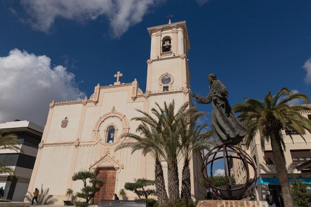 IGLESIA PARROQUIAL DE SAN FRANCISCO JAVIER, PLAZA DE ESPA�A Y CASA CONSISTORIAL